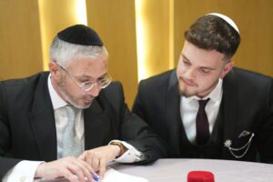 החתן חותם על הכתובה